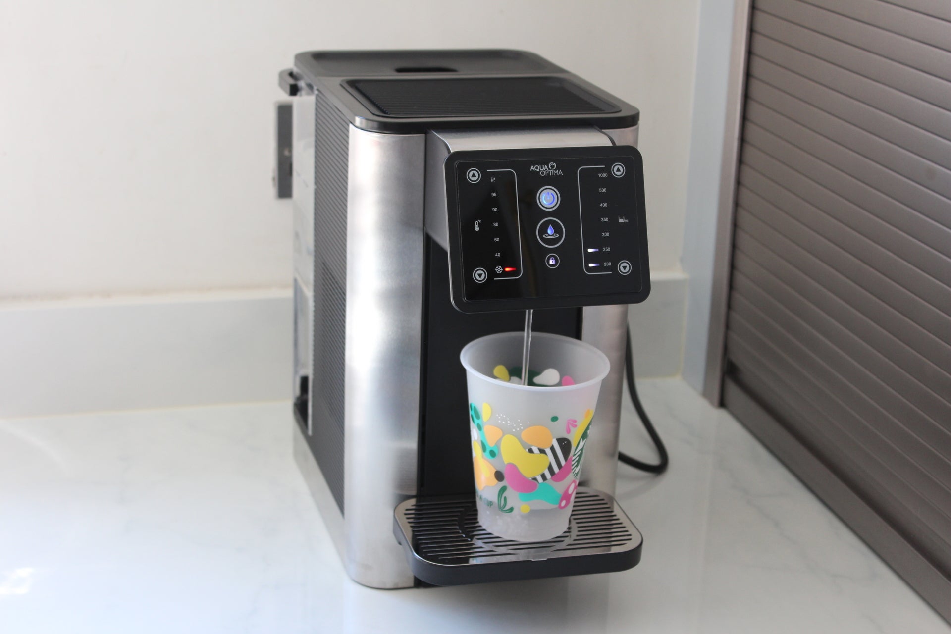 Distributeur d'eau filtrée instantanée chaude et froide Aurora distribuant de l'eau froide