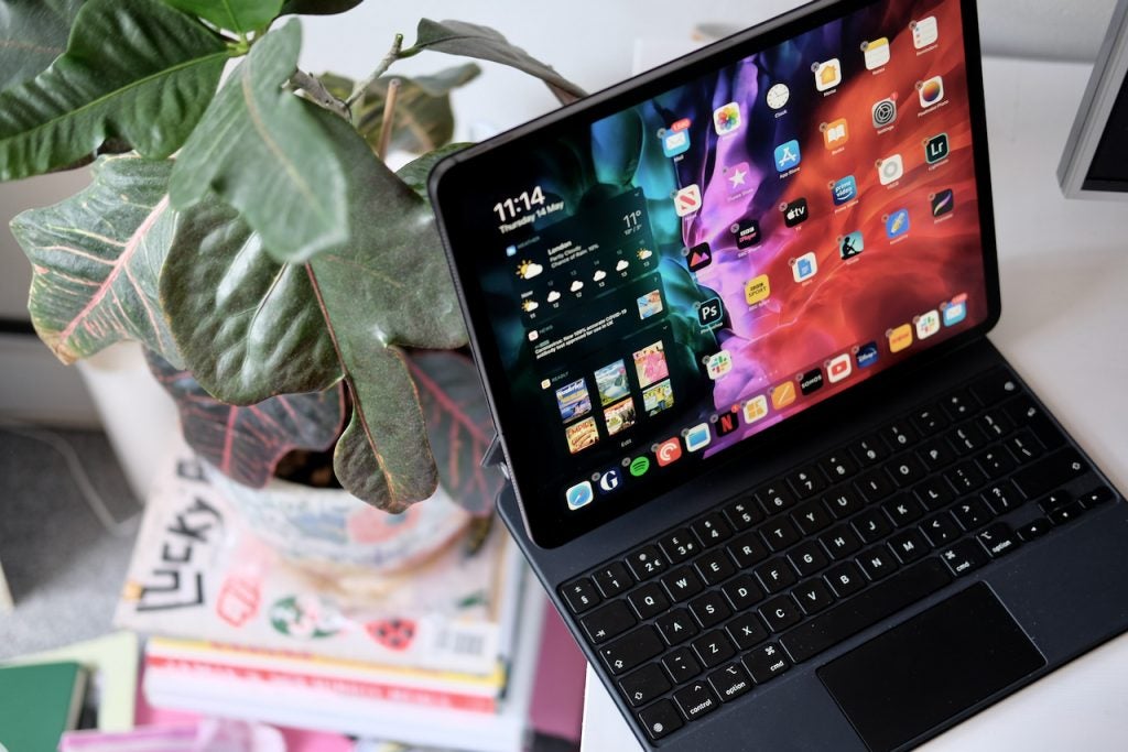 Un iPad Pro noir posé sur un tableau blanc