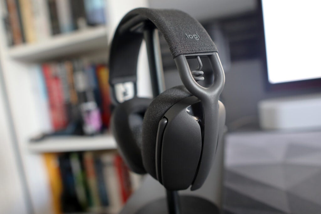 Le Logitech Zone Vibe 100 sur un support
