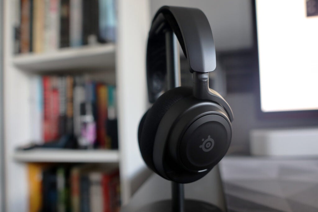Le casque sans fil Arctis Nova 7 sur pied