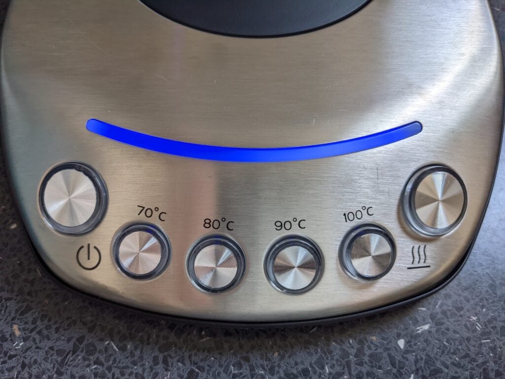 Le panneau de commande de la bouilloire WeeKett Smart Wi-Fi
