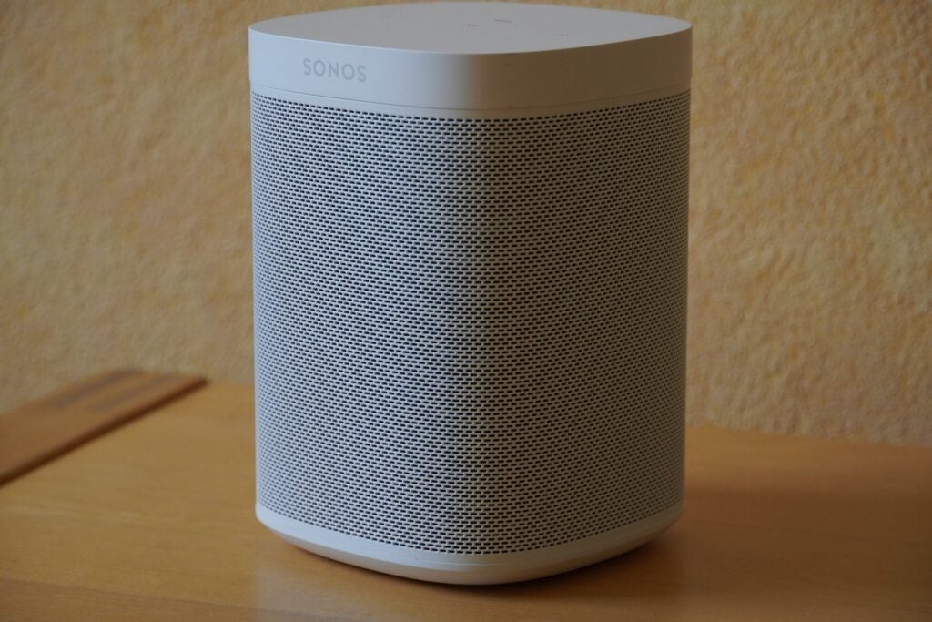 Sonos One SL sur une table