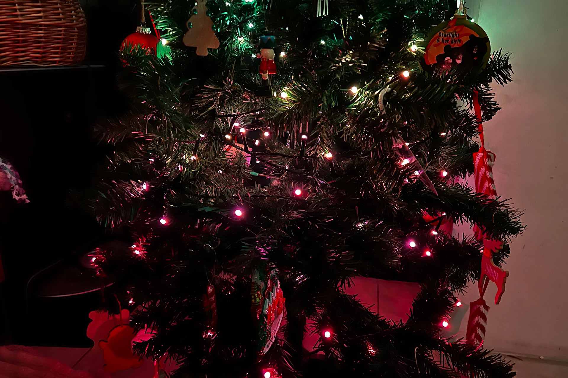 Les ampoules des guirlandes lumineuses Philips Hue Festavia s'illuminent en plusieurs couleurs
