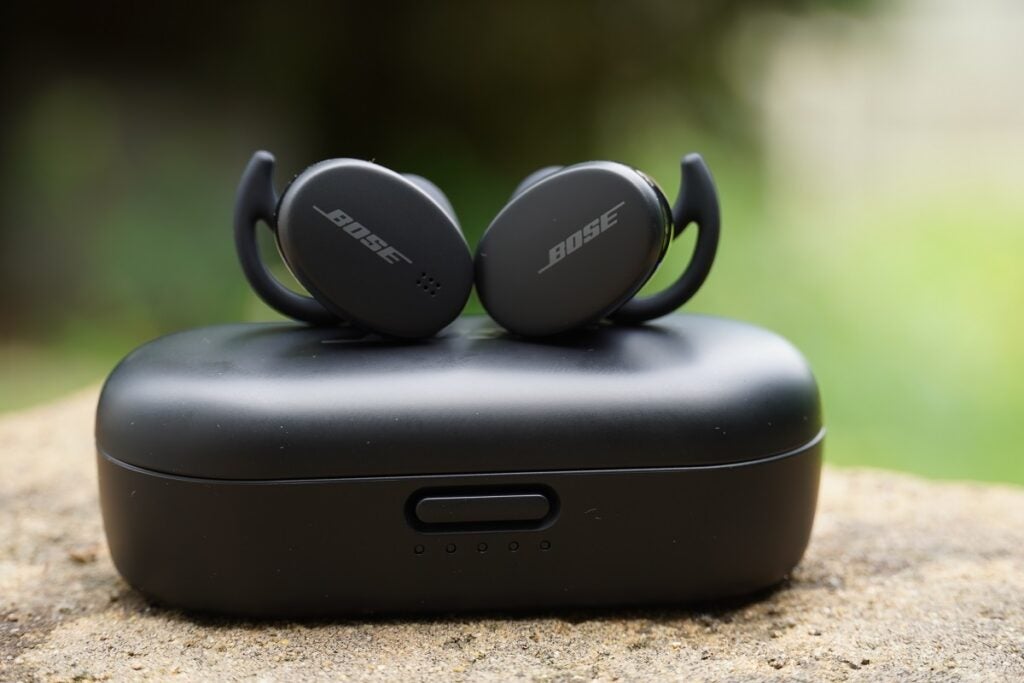 Les écouteurs Bose Sports sont assis sur l'étui