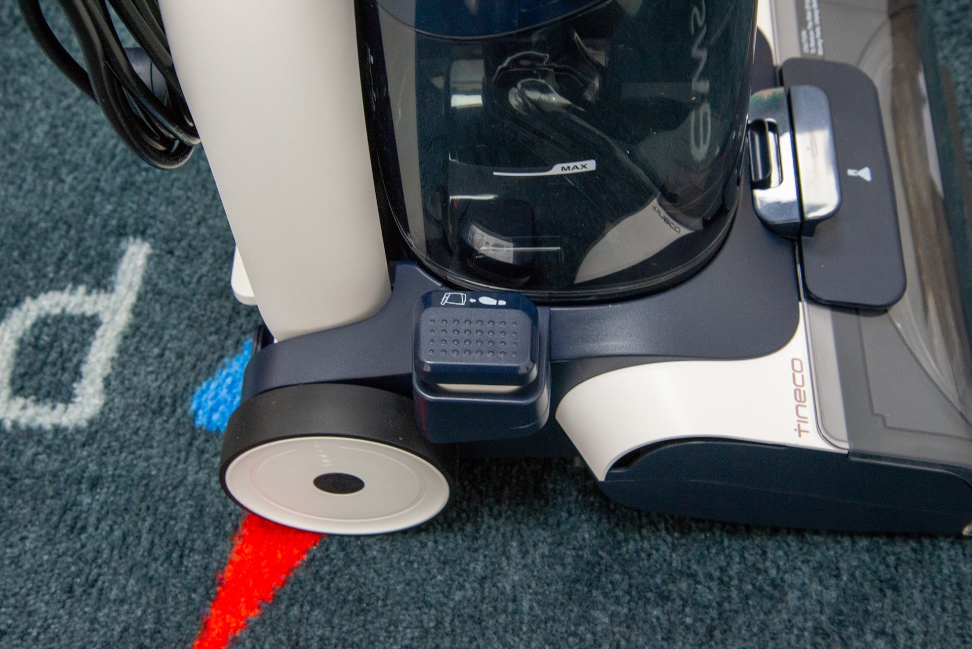 La pédale du Tineco Carpet One Pro pour libérer le réservoir sale