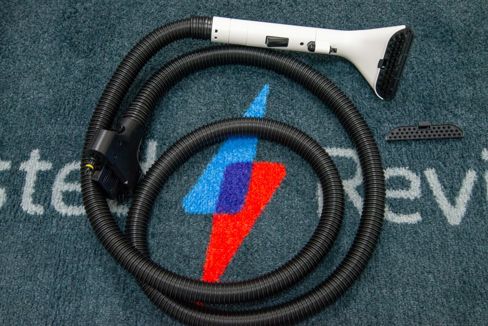 Le tuyau et la brosse de détail de Tineco Carpet One Pro