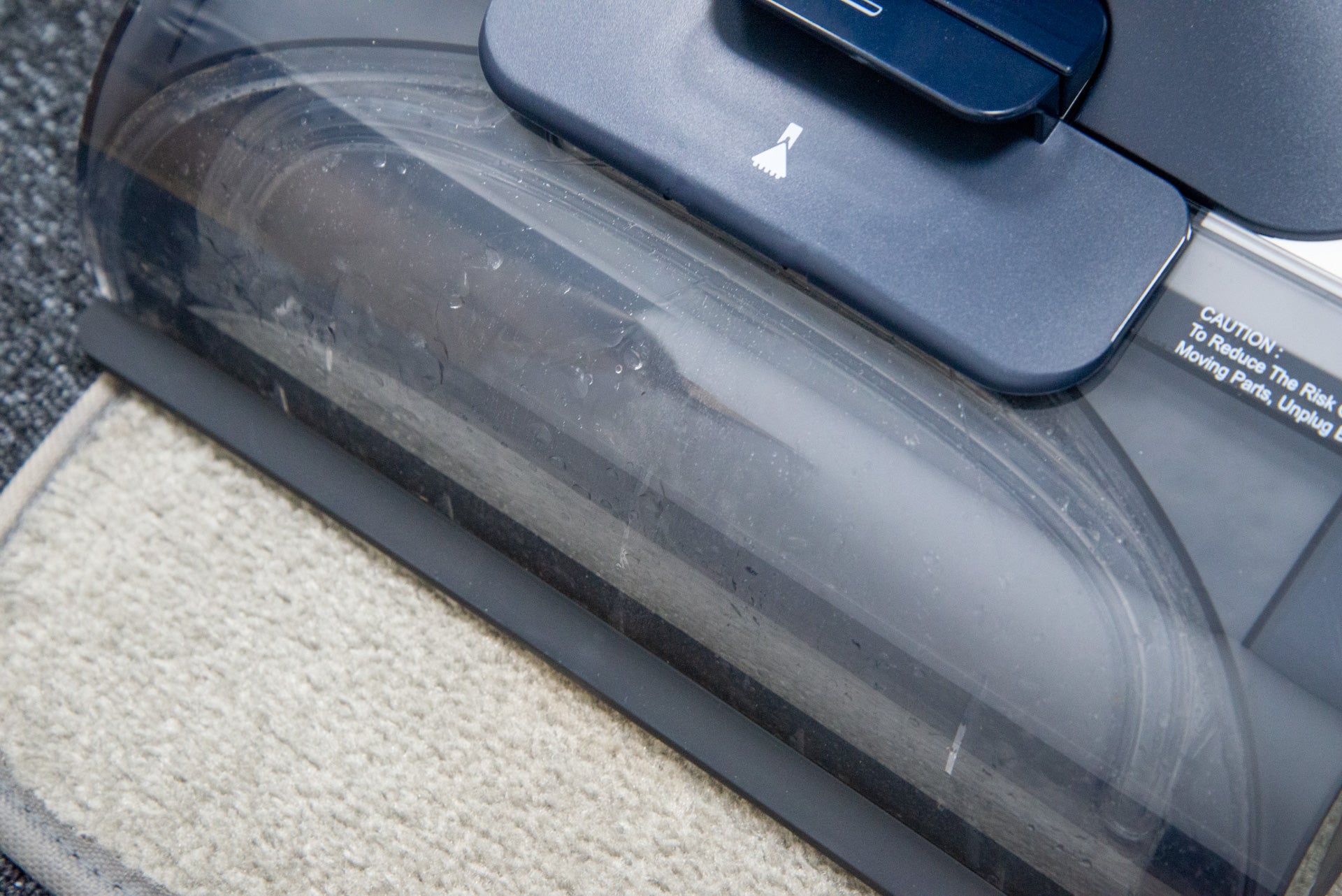 Le Tineco Carpet One Pro aspire la saleté
