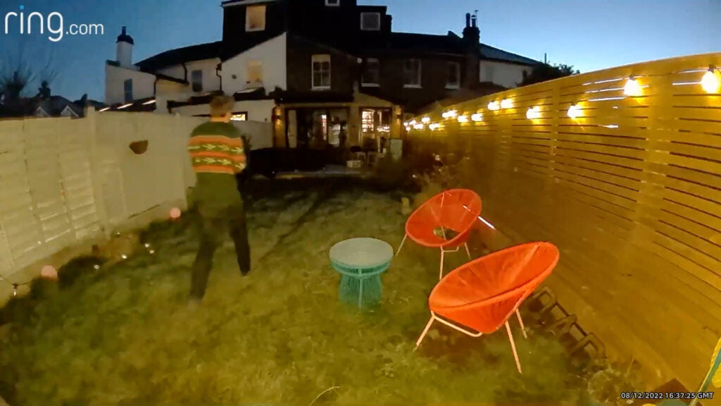 L'échantillon de nuit en couleur de la Ring Spotlight Cam Pro