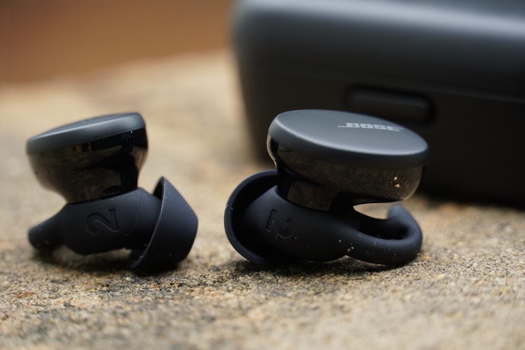 Gros plan sur les écouteurs Bose Sports