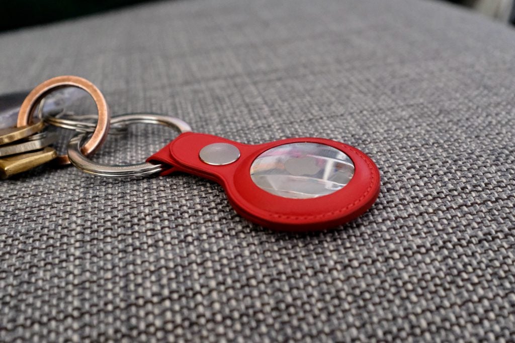 Apple AirTag dans un étui en cuir rouge