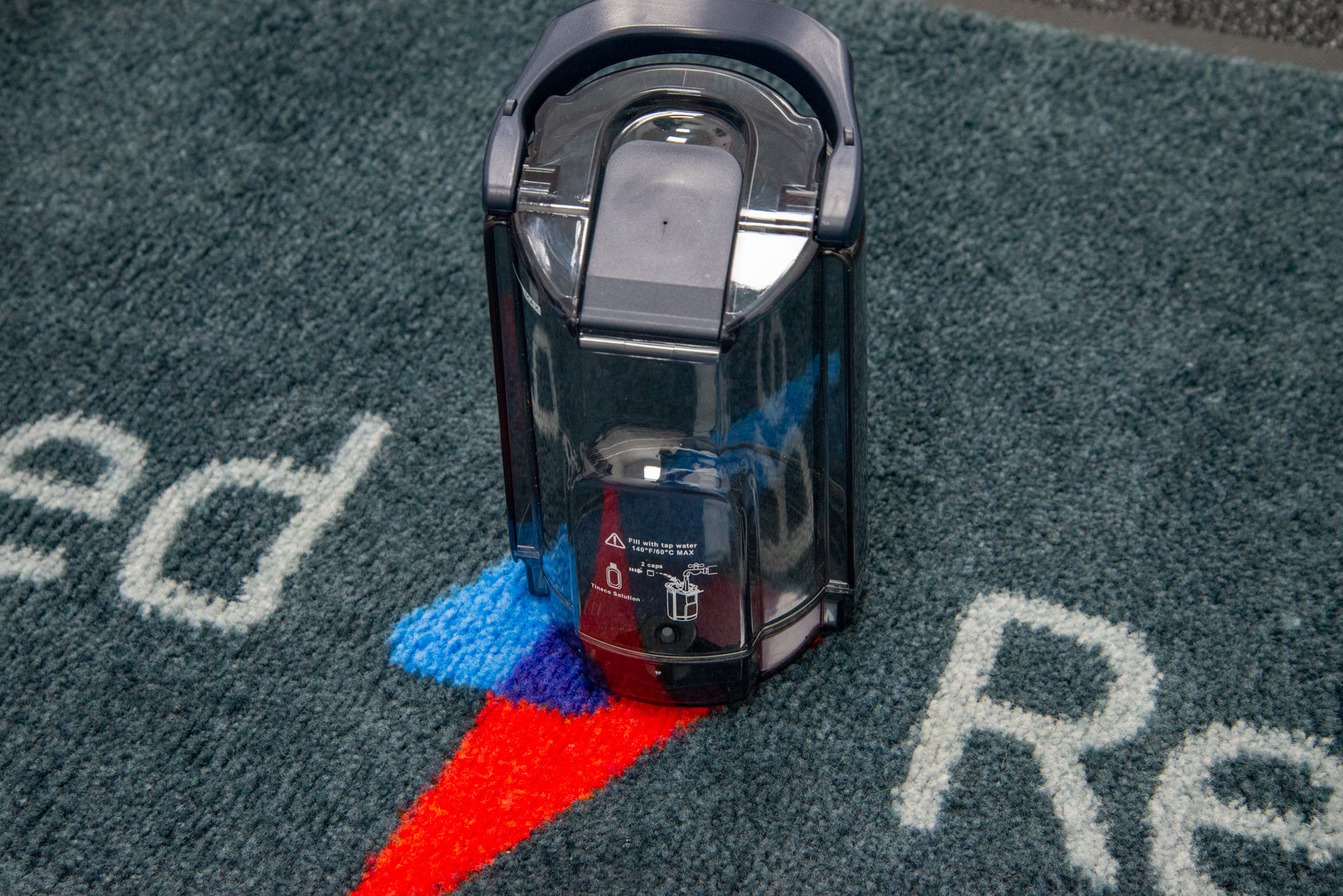 Le réservoir d'eau propre du Tineco Carpet One Pro