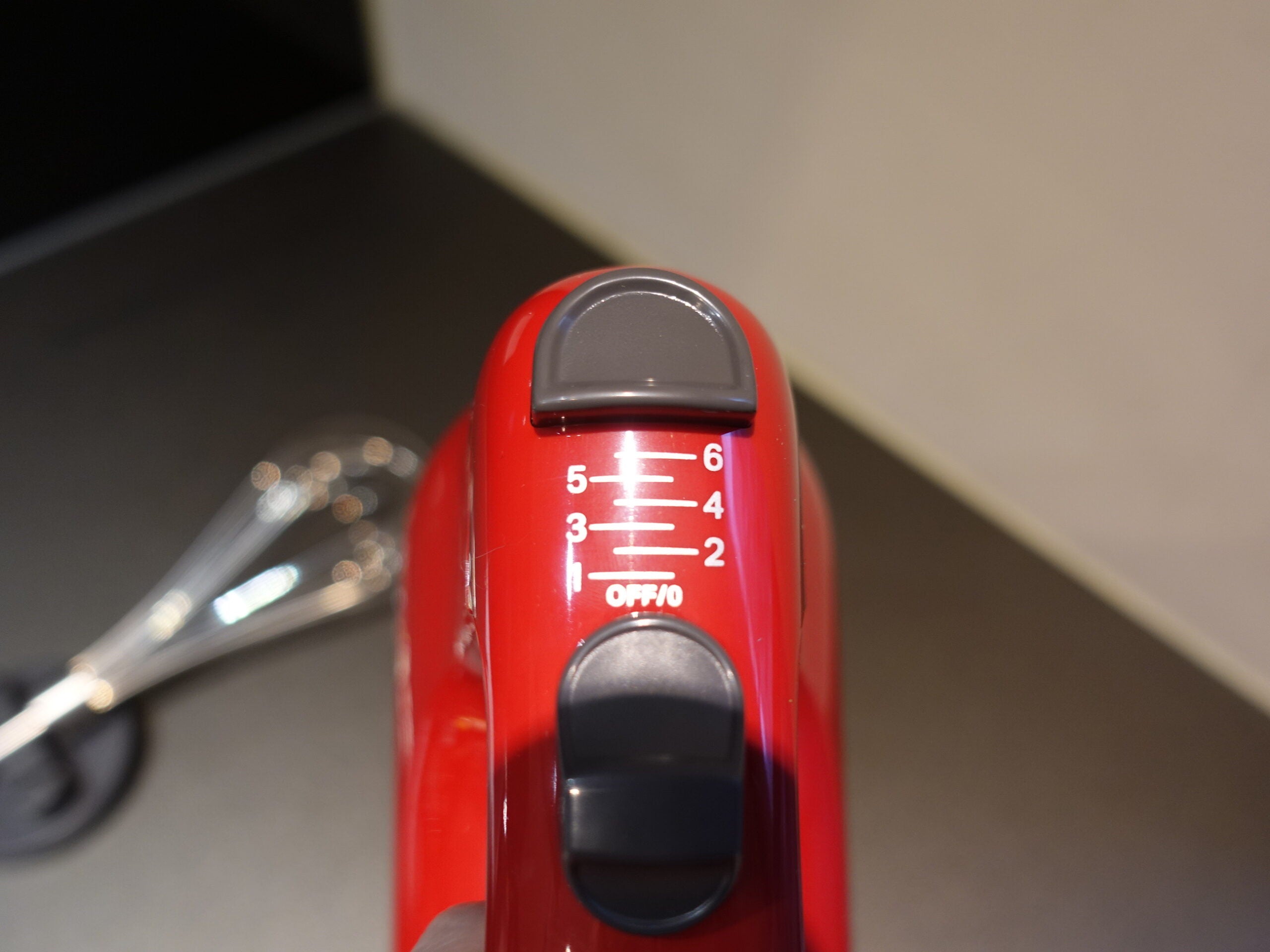 Batteur à main à 6 vitesses KitchenAid avec batteurs Flex Edge contrôlés