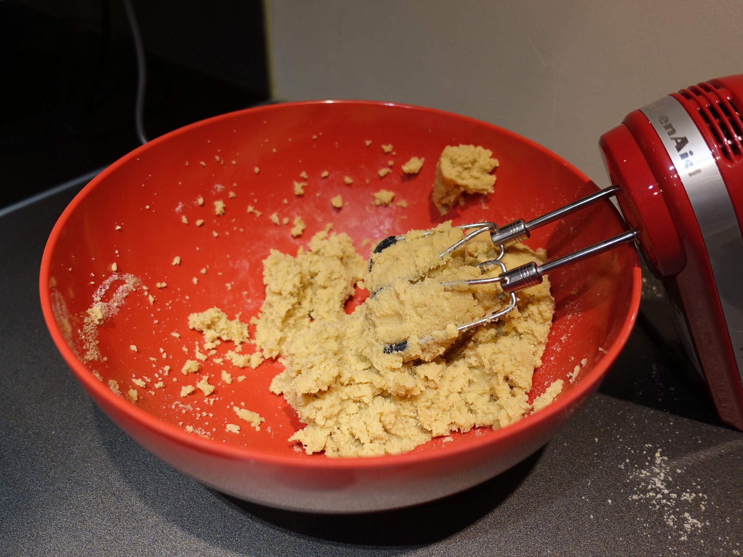 Batteur à main à 6 vitesses KitchenAid avec batteurs Flex Edge pour mélanger la pâte