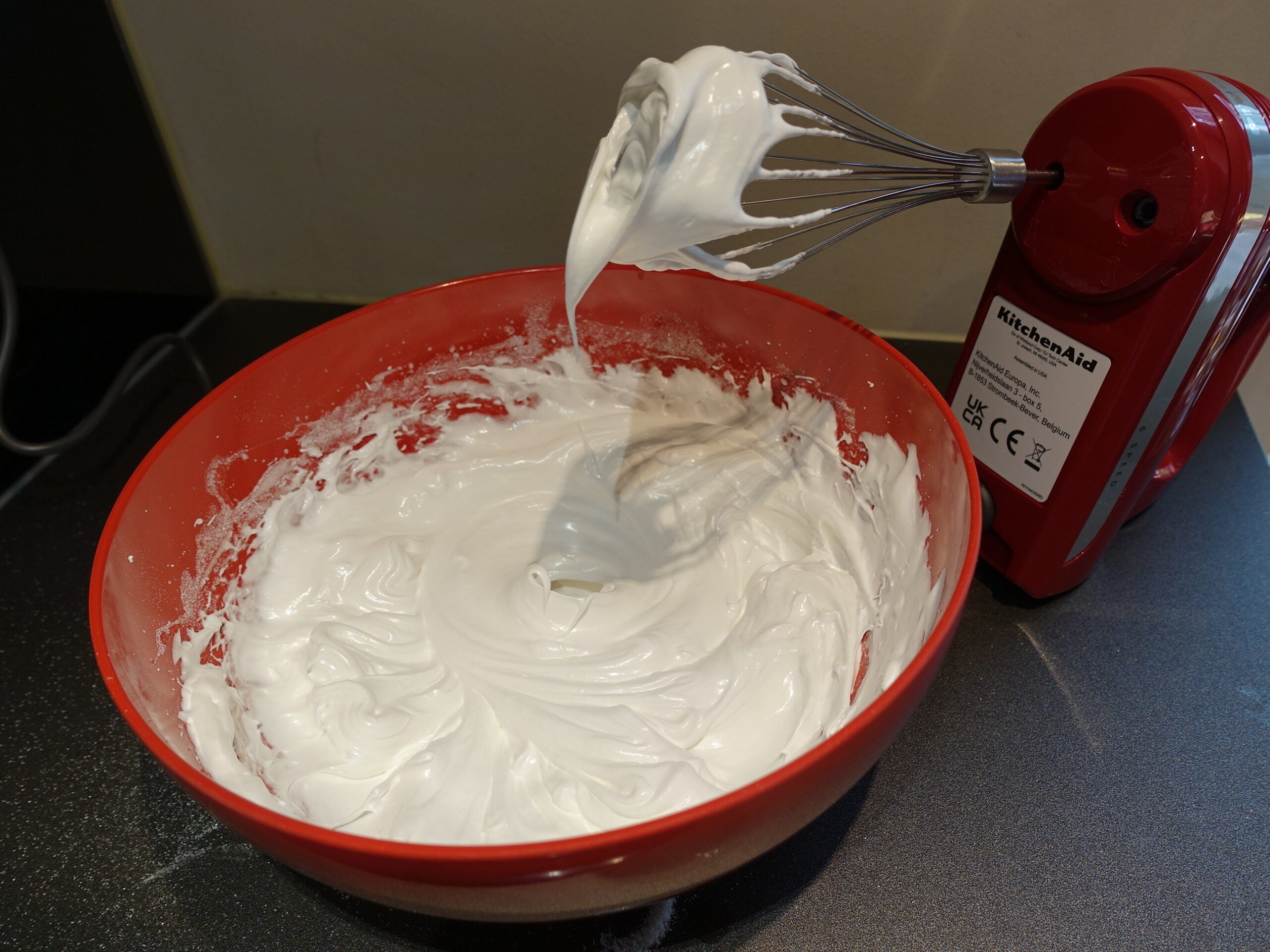 Batteur à main KitchenAid à 6 vitesses avec batteurs Flex Edge pour fouetter les blancs d'œufs