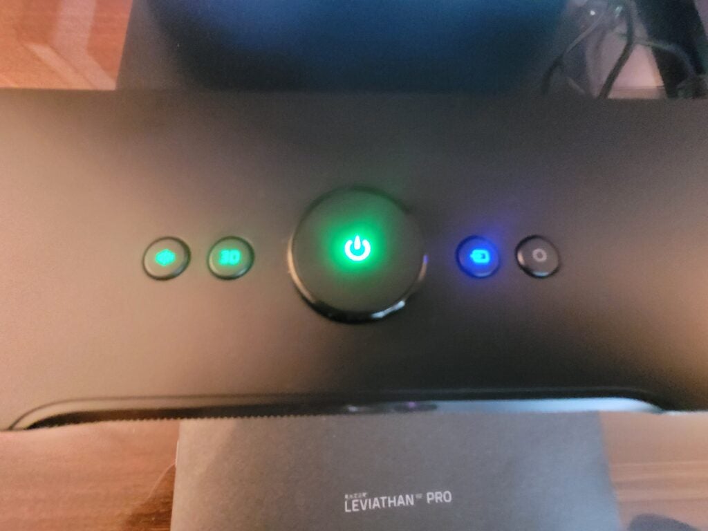 Boutons sur le dessus du Razer Leviathan V2 Pro. 