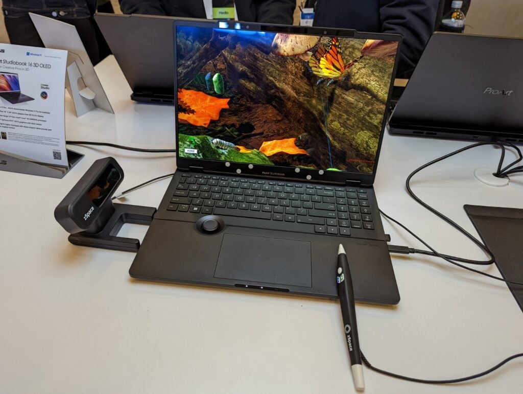 L'Asus ProArt Studiobook 16 3D OLED avec la caméra et le stylet zSpace