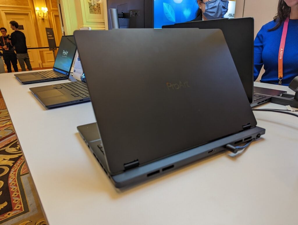 L'arrière de l'Asus ProArt Studiobook 16 3D OLED