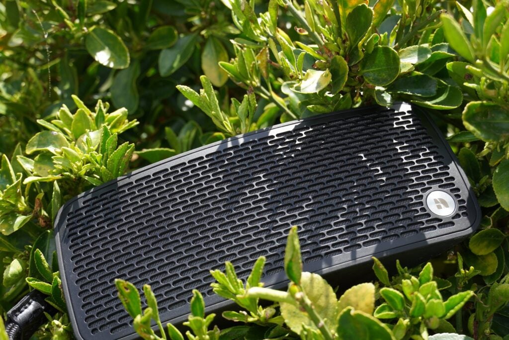 Audio Pro P5 dans un jardin
