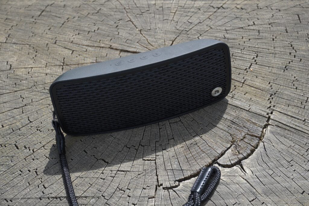 Audio Pro P5 sur souche d'arbre en bois