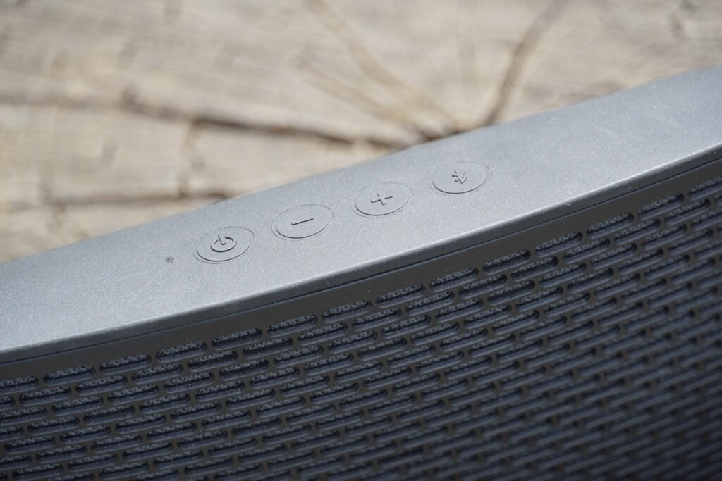 Gros plan sur les boutons de la surface supérieure de l'Audio Pro P5