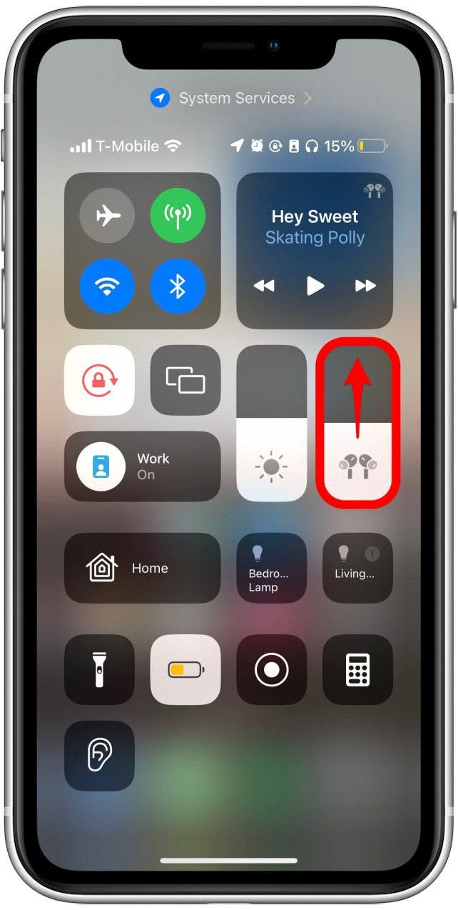 Le curseur de volume affichera une icône AirPods si vos AirPods sont connectés. Vous pouvez faire glisser le volume vers le haut ou vers le bas sur cet écran.