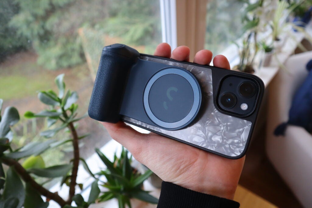 La ShiftCam SnapGrip attachée à un iPhone 14