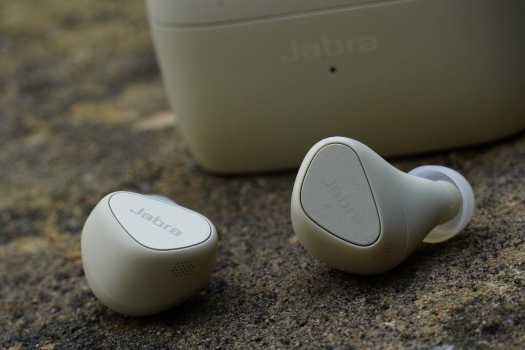 Écouteurs Jabra Elite 5 à côté du boîtier