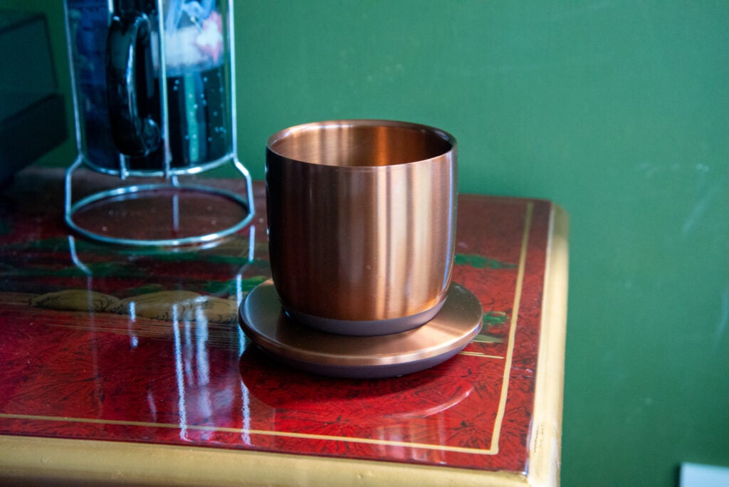 Tasse de braise sur le bureau