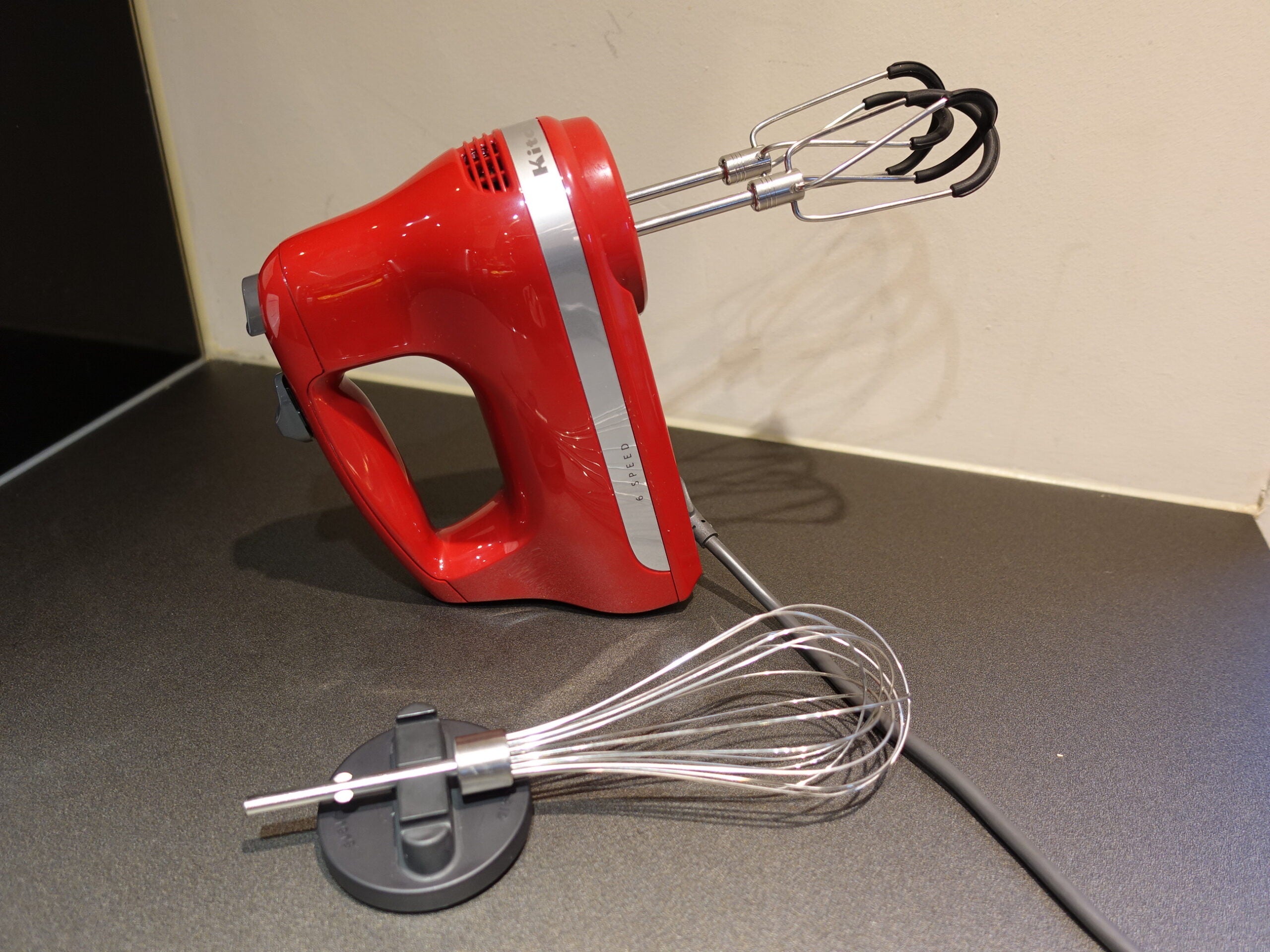 Batteur à main à 6 vitesses KitchenAid avec bord flexible attaché