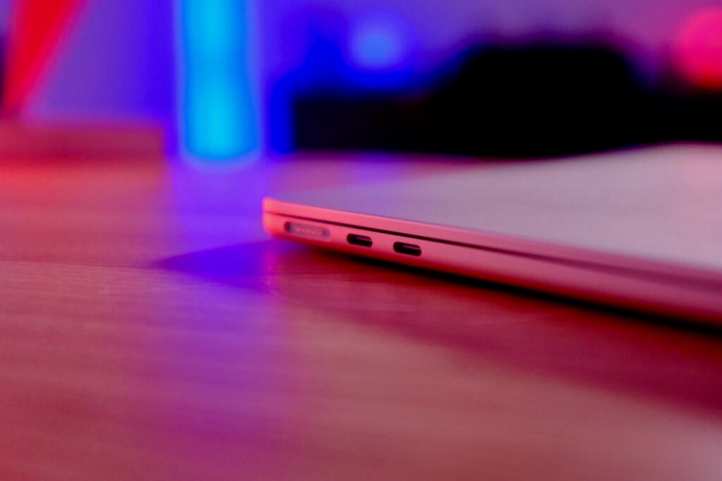 Deux ports se trouvent sur le côté du macbook air m2