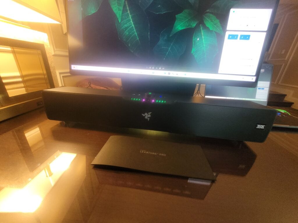 Le Razer Leviathan V2 Pro assis sous le moniteur.