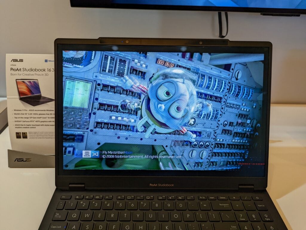 L'Asus ProArt Studiobook 16 3D OLED montrant une démo 3D.