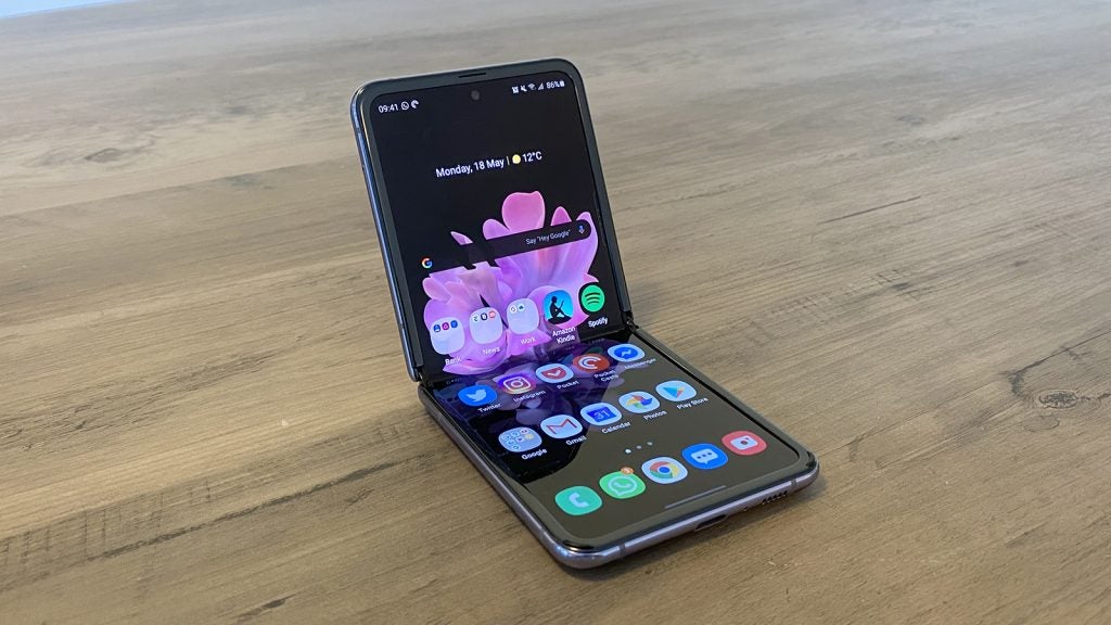 Un Samsung Z flip conservé sur une table à moitié ouvert
