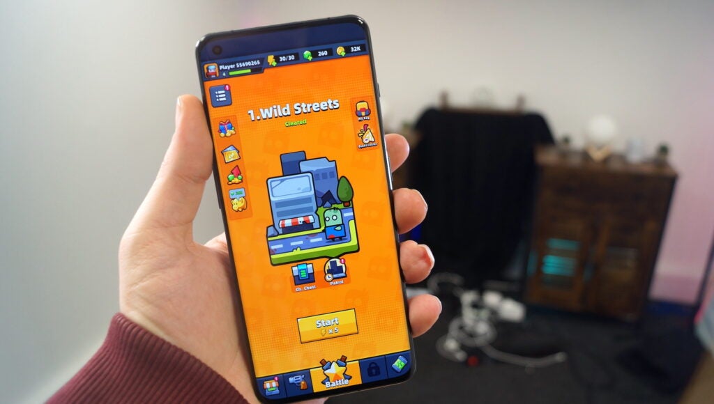 OnePlus 11 avec un jeu à l'écran