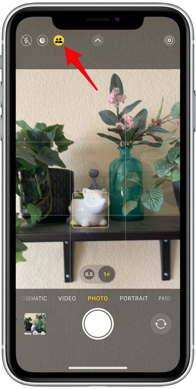 Ouvrez l'application Appareil photo et vous verrez une icône à côté des icônes Mode nuit et Flash en haut à gauche qui ressemble à deux personnes.