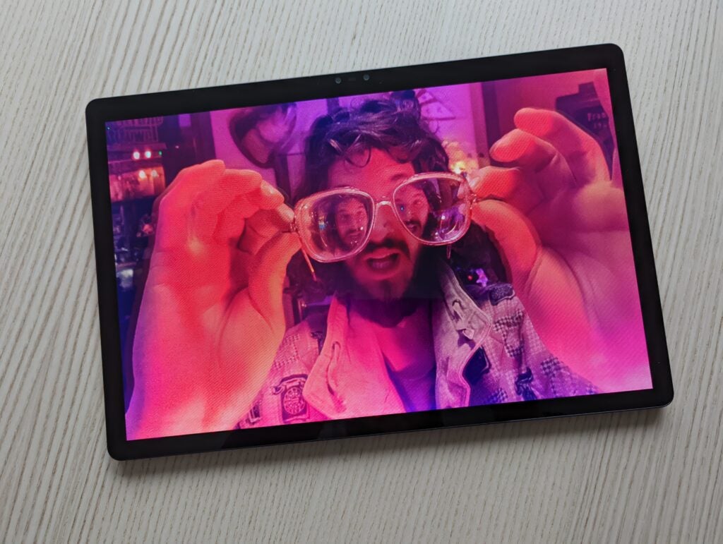 Un homme avec des lunettes sur le Nubia Pad 3D