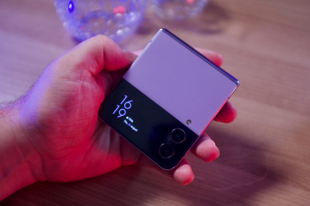 Galaxy Z Flip 4 en main