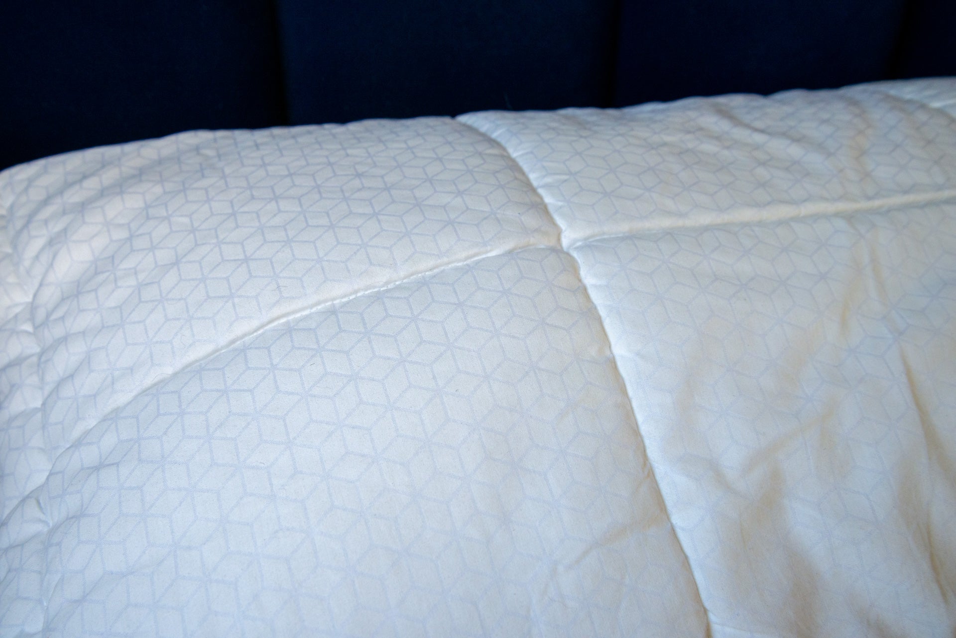 Gros plan sur le tissu de l'oreiller hybride Simba