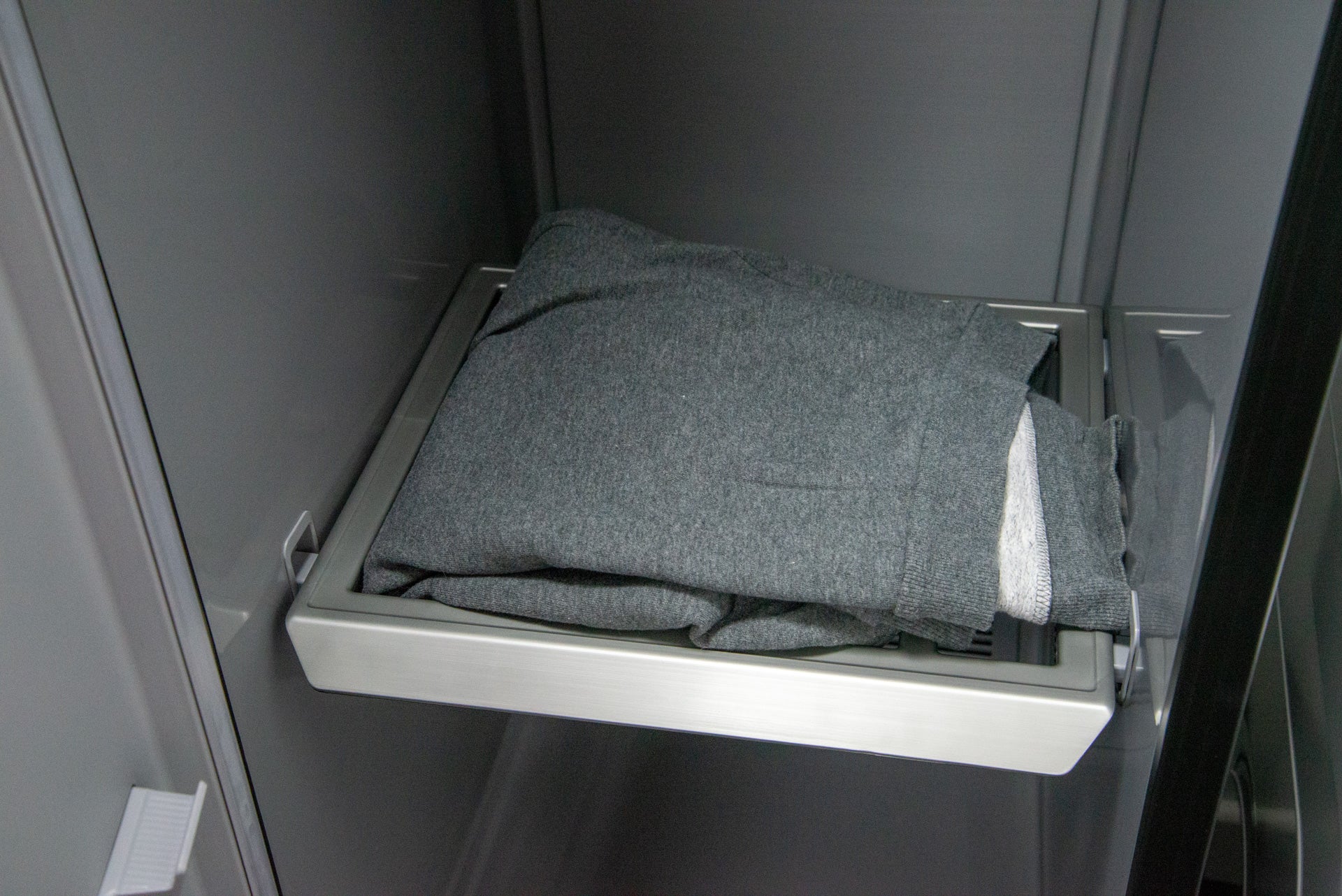 Cavalier Samsung Bespoke AirDresser sur étagère