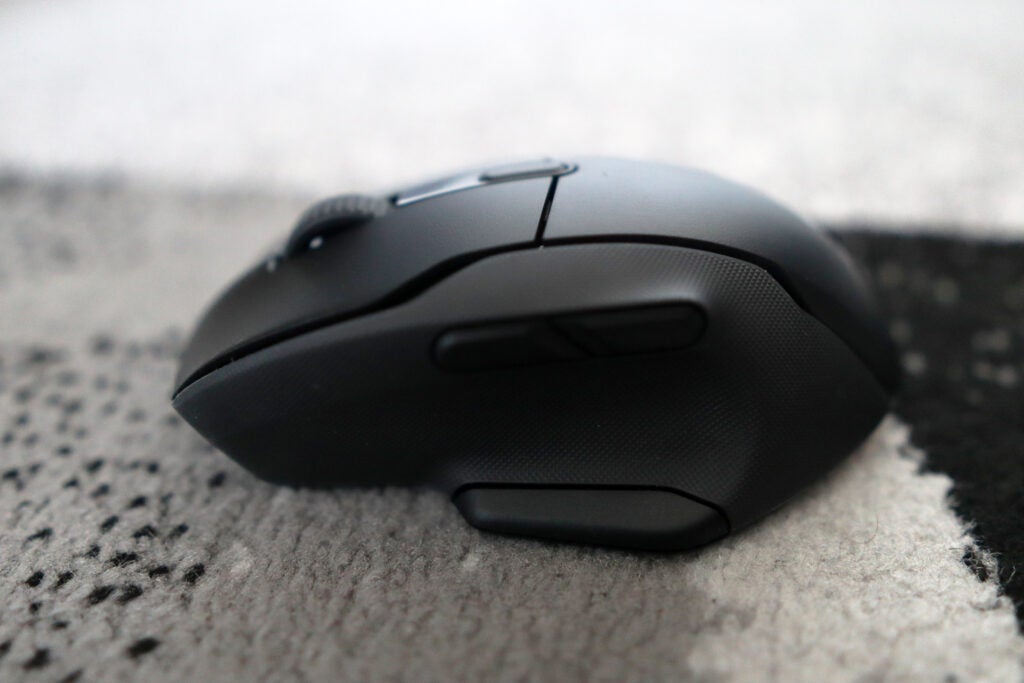 Une vue latérale de la souris Roccat Kone Air