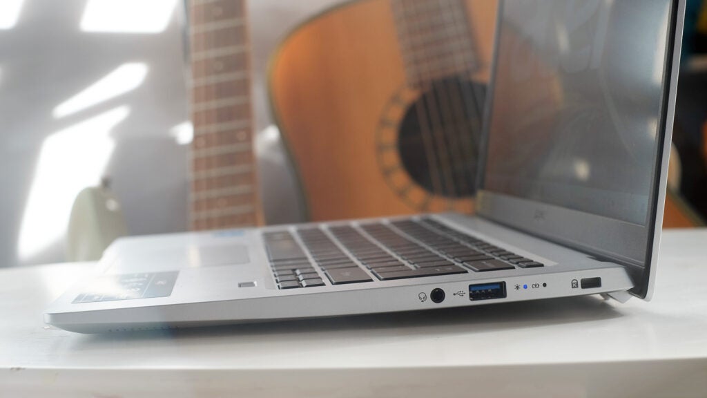 Les ports sur la tranche droite de l'Acer Swift 1