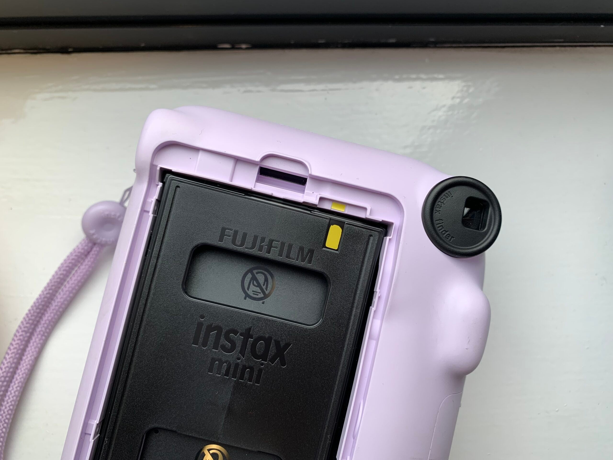 1679053691 211 Comment charger un film dans un appareil photo Instax Mini