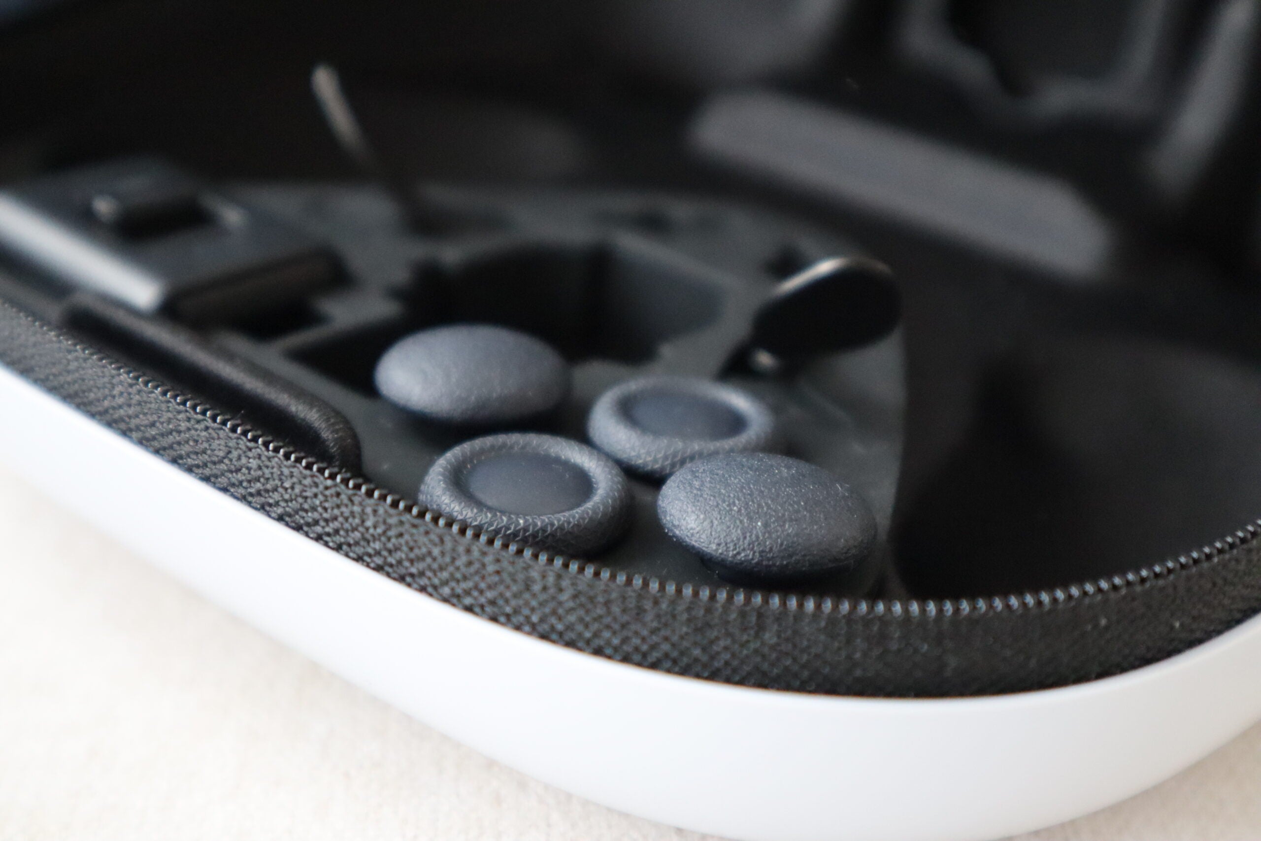 1679090895 14 Comment remplacer les capuchons du joystick sur le DualSense Edge