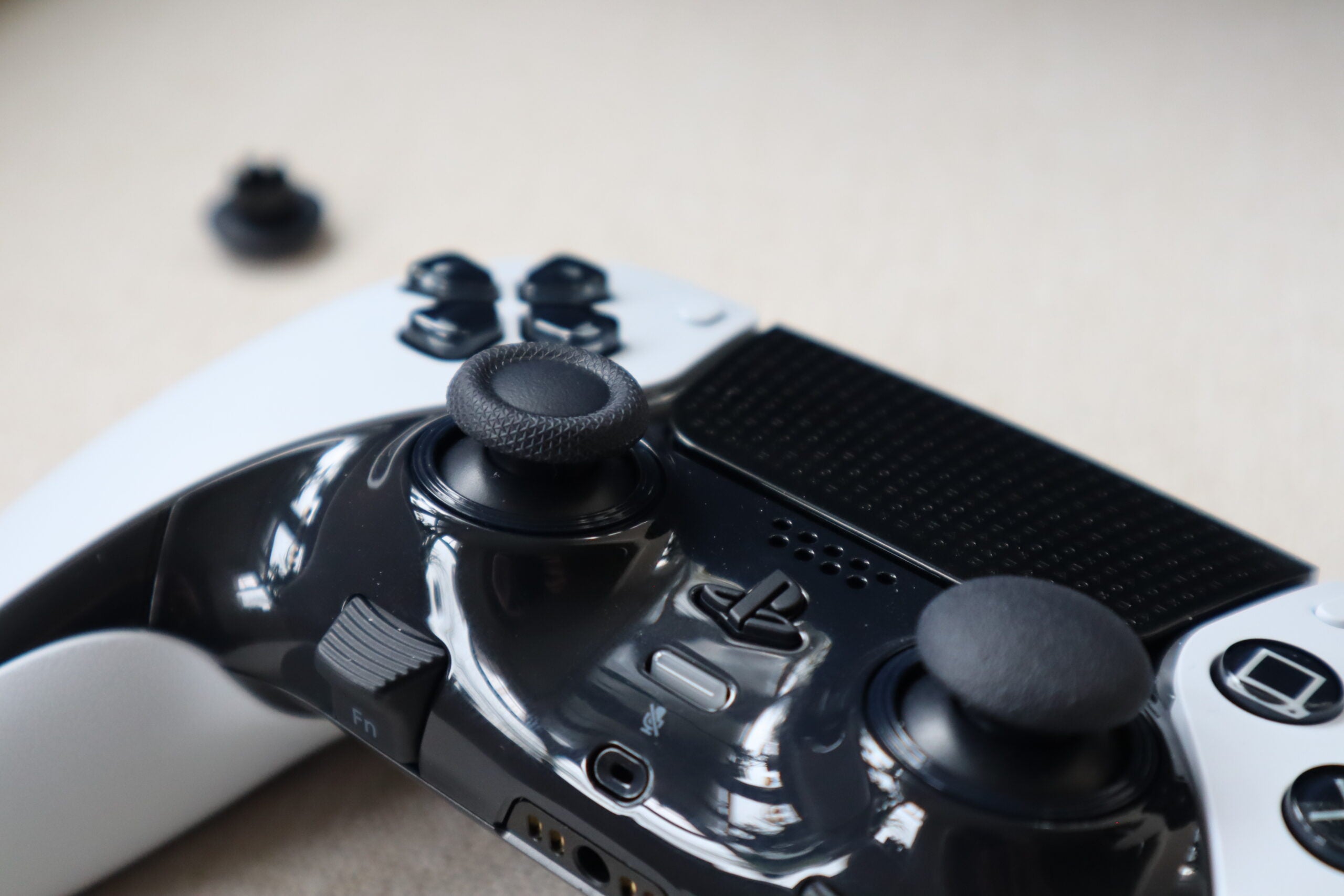 1679090895 311 Comment remplacer les capuchons du joystick sur le DualSense Edge