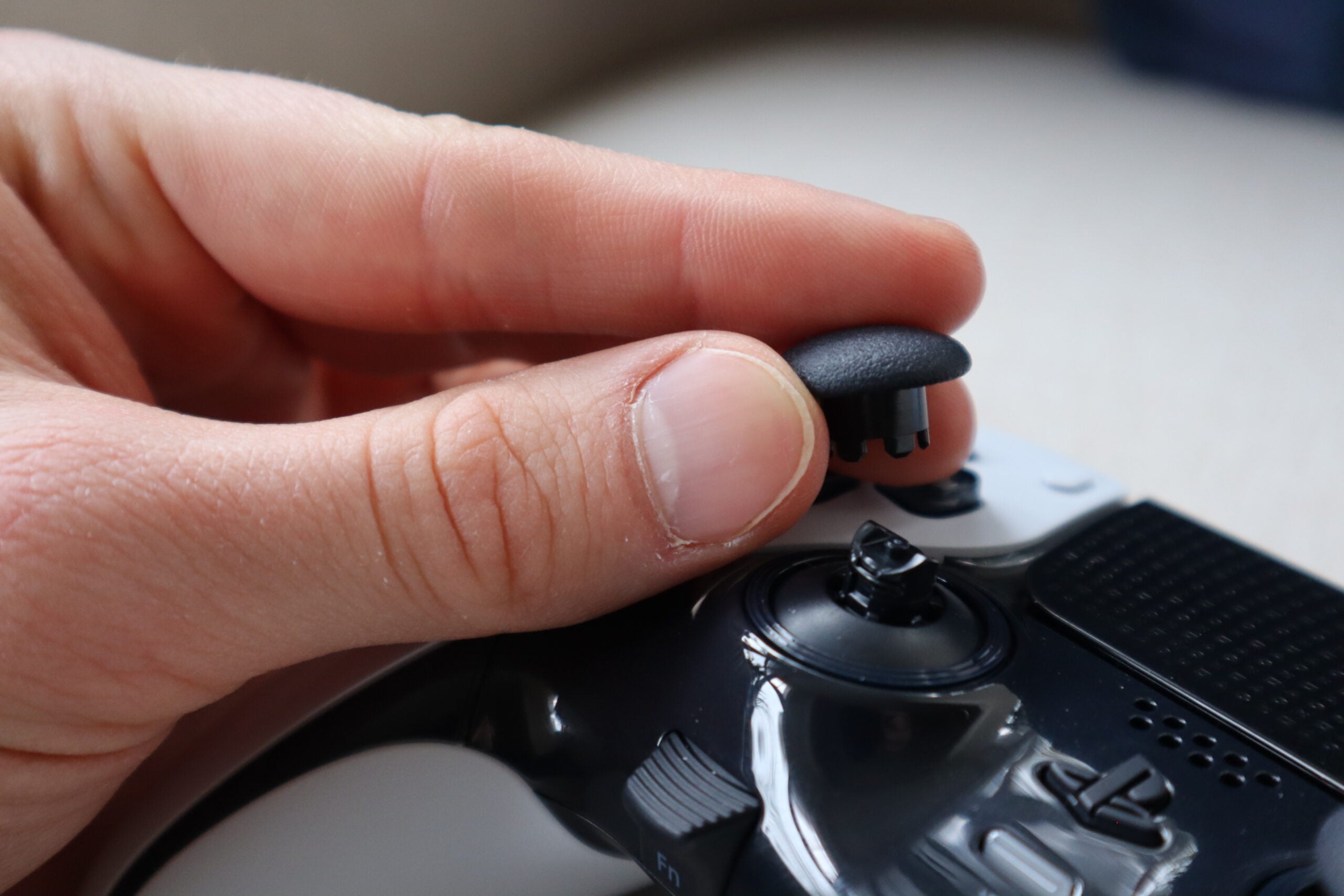 1679090895 57 Comment remplacer les capuchons du joystick sur le DualSense Edge