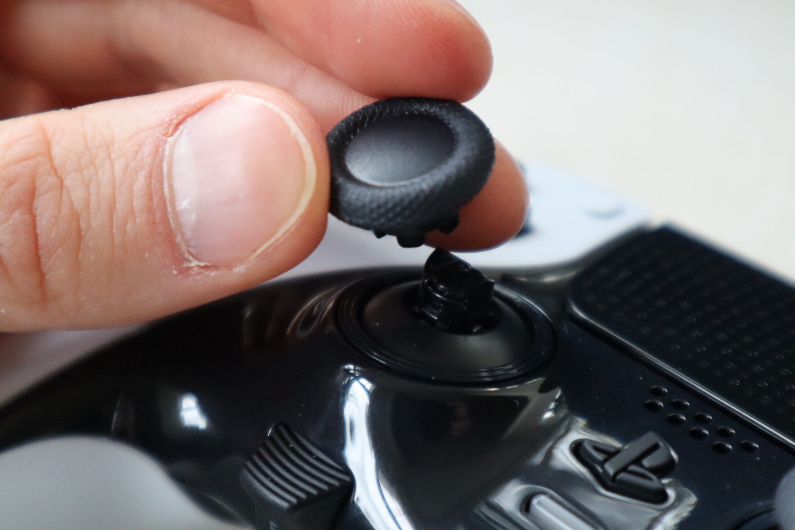 1679090895 92 Comment remplacer les capuchons du joystick sur le DualSense Edge