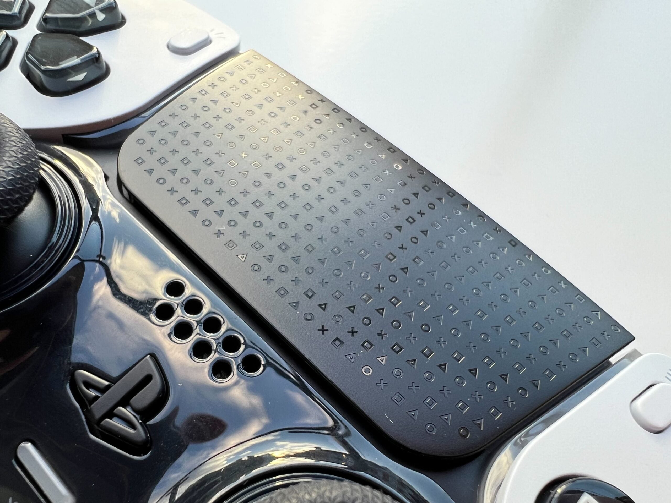 1679090901 Comment remplacer les capuchons du joystick sur le DualSense Edge