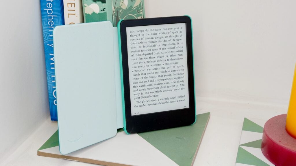 Amazon Kindle Kids (2022) appuyé contre des livres