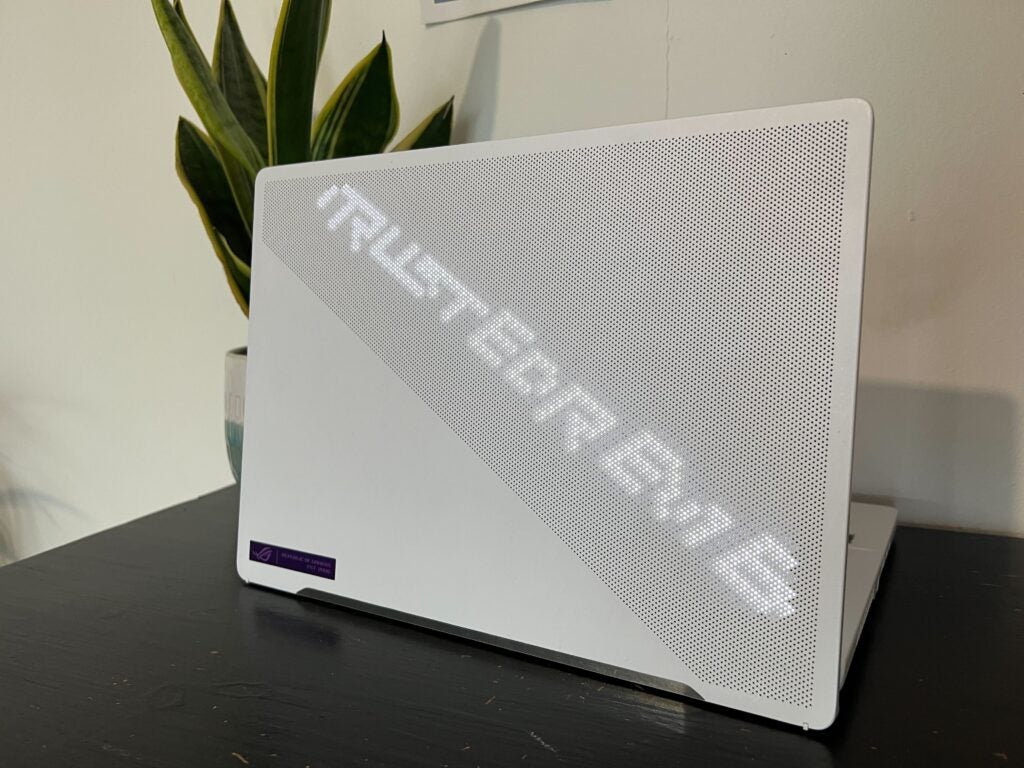 Asus ROG Zephyrus G14 (2022) avec logo Trusted sur le couvercle