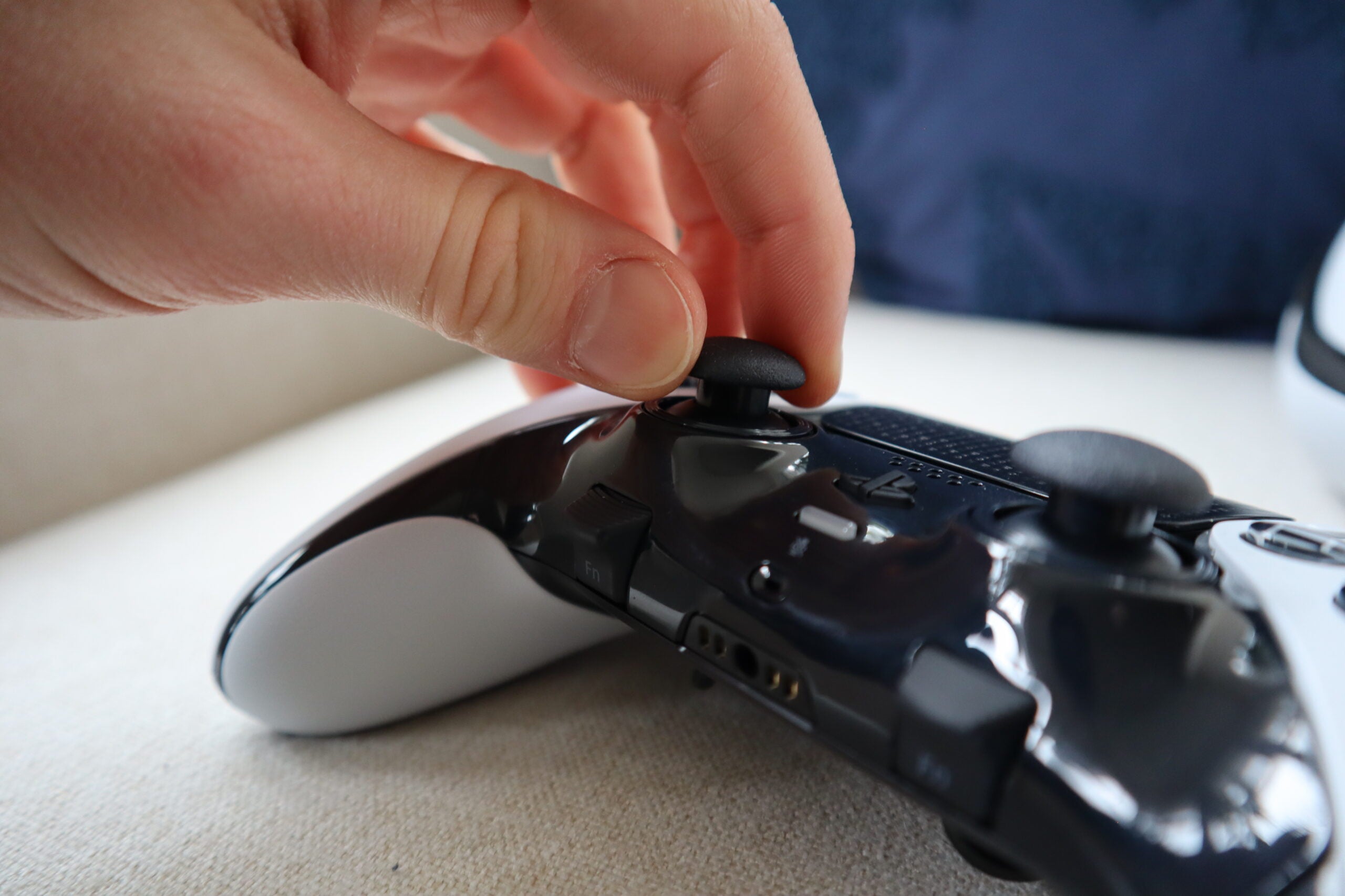 Comment remplacer les capuchons du joystick sur le DualSense Edge
